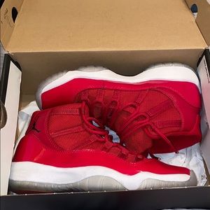 Air Jordan retro 11s Red Size 5 Y/ men’s